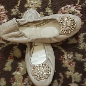 Tahari taupe/beige leather flats